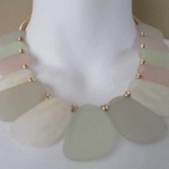 Ann Taylor LOFT Pastel Flat Stone FAN Necklace NWT 395 - Picture 1 of 1